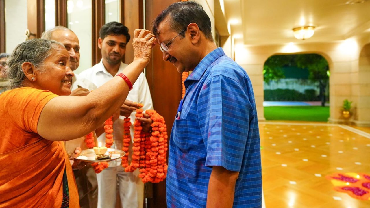 In pics: Kejriwal gets warm welcome at home, meets parents, wife and AAP leaders 3 Arvind Kejriwal 2