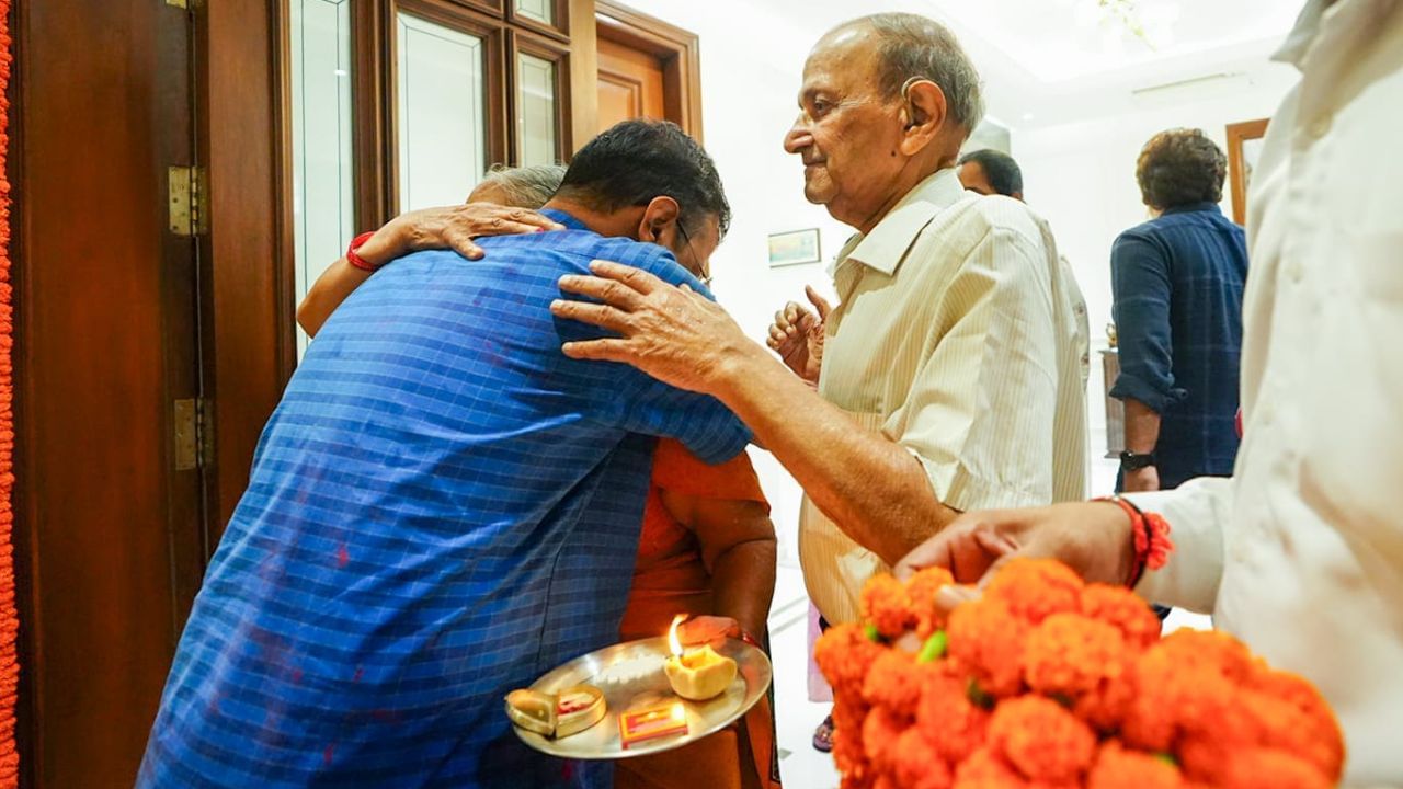 In pics: Kejriwal gets warm welcome at home, meets parents, wife and AAP leaders 4 Arvind Kejriwal 4