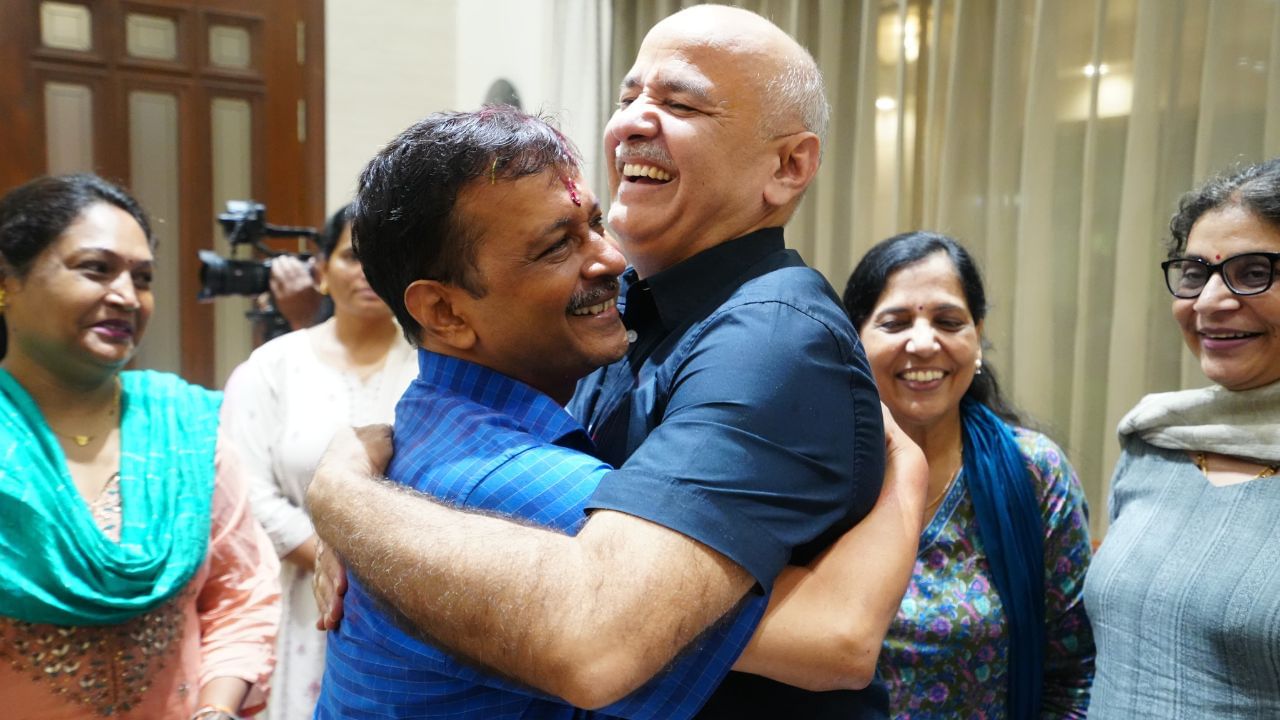 In pics: Kejriwal gets warm welcome at home, meets parents, wife and AAP leaders 6 Arvind Kejriwal 6