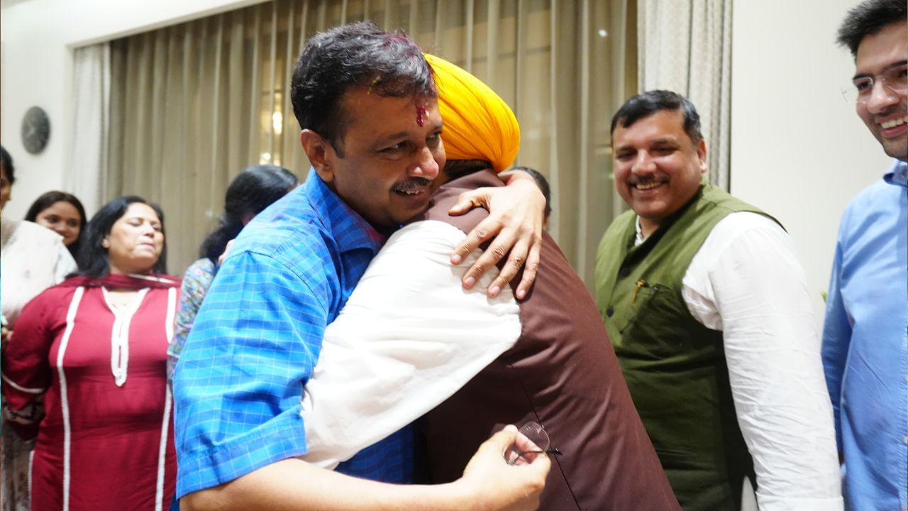 In pics: Kejriwal gets warm welcome at home, meets parents, wife and AAP leaders 7 Arvind Kejriwal 7