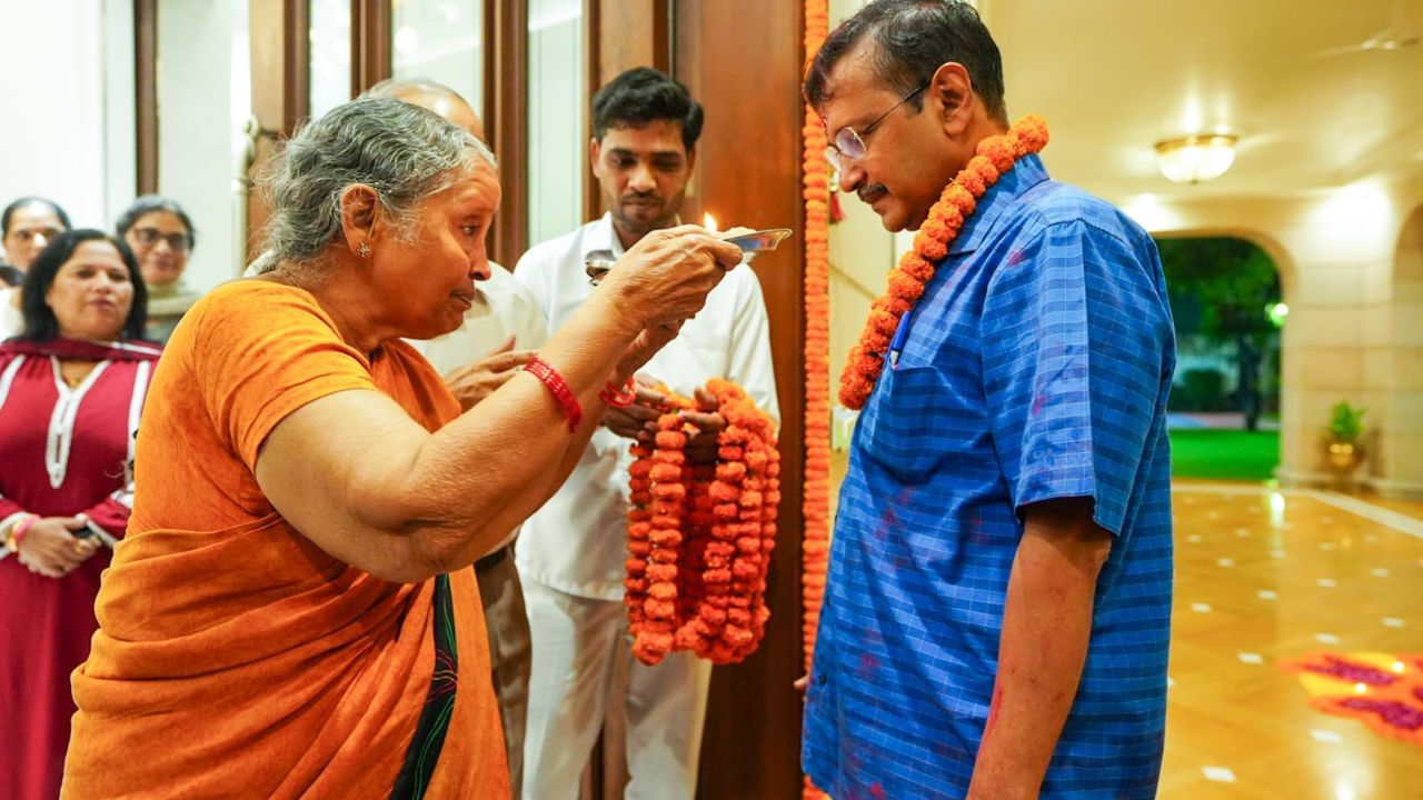 In pics: Kejriwal gets warm welcome at home, meets parents, wife and AAP leaders In pics: Kejriwal gets warm welcome at home, meets parents, wife and AAP leaders