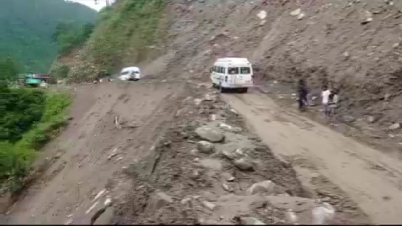 Uttarakhand: Rain-induced landslides severely disrupt traffic on Badrinath highway Uttarakhand: Rain-induced landslides severely disrupt traffic on Badrinath highway