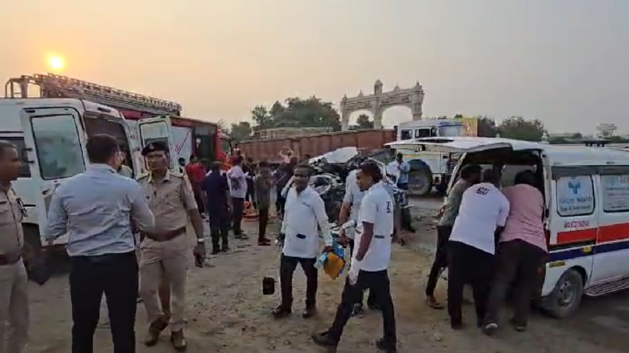 Gujarat: 7 killed in high speed collision between car, trailer truck in Himmatnagar