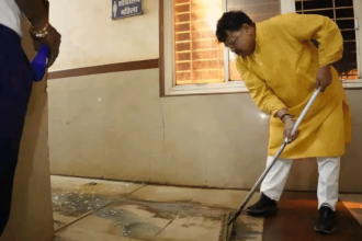 Disappointed with dirt, Madhya Pradesh minister cleans hospital floor with wiper