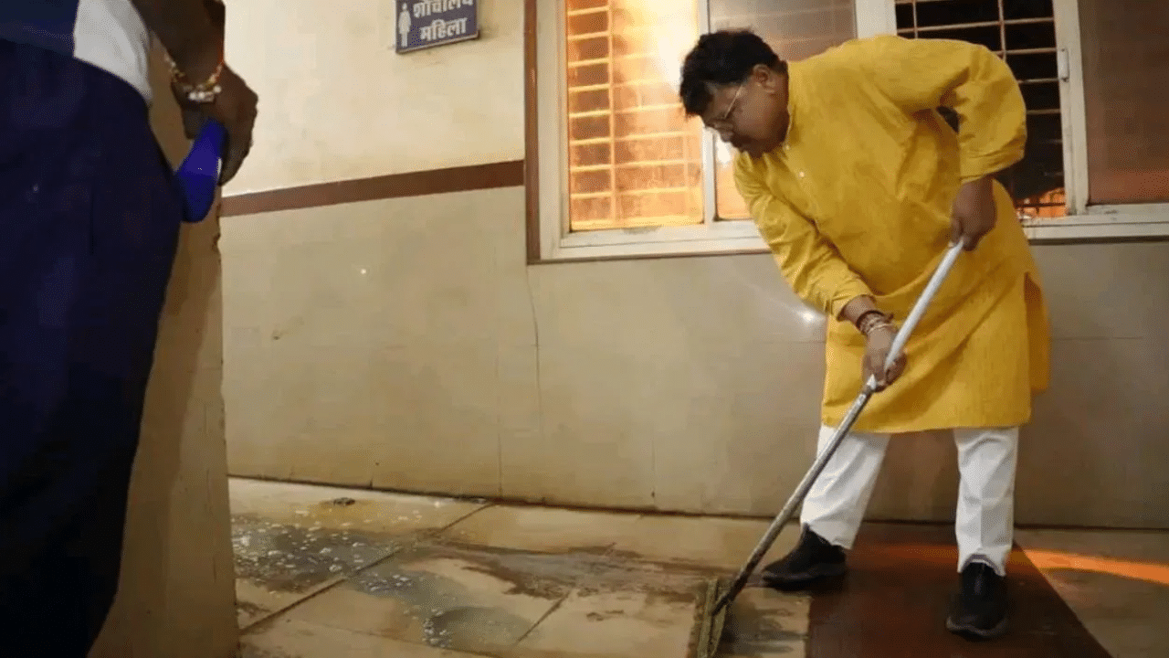Disappointed with dirt, Madhya Pradesh minister cleans hospital floor with wiper Disappointed with dirt, Madhya Pradesh minister cleans hospital floor with wiper