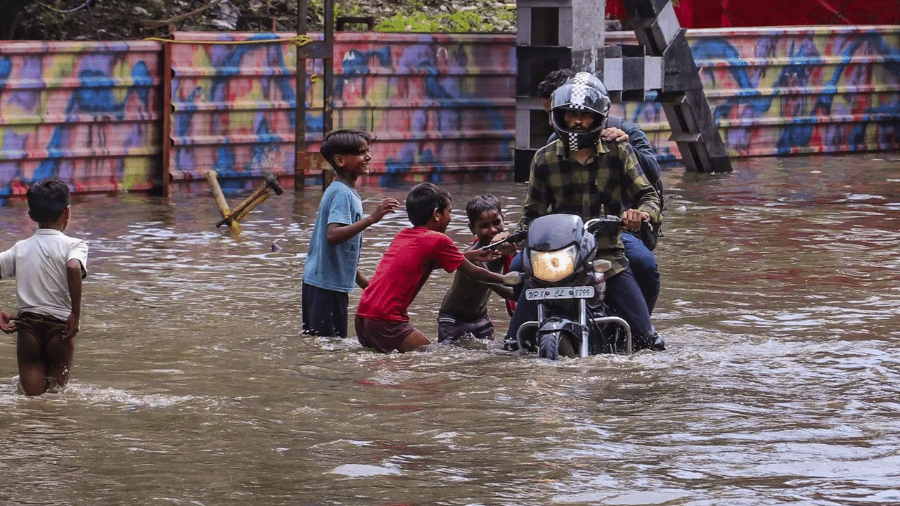 IMD warns of more showers in Delhi; Uttarakhand on red alert for extremely heavy rain IMD warns of more showers in Delhi; Uttarakhand on red alert for extremely heavy rain