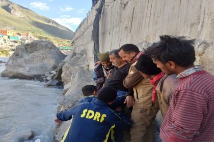 Two Malaysian nationals swept away in river near Badrinath shrine, one saved by SDRF