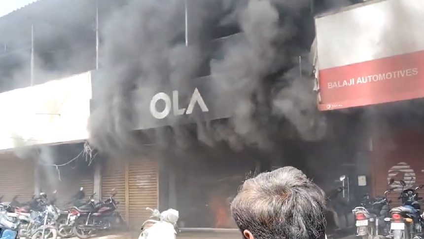VIDEO: E-scooter customer sets Ola Electric showroom on fire in Karnataka 1 VIDEO: E-scooter customer sets Ola Electric showroom on fire in Karnataka