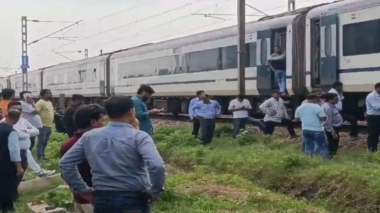 New Delhi-Varanasi Vande Bharat Express halted near Etawah due to technical glitch New Delhi-Varanasi Vande Bharat Express halted near Etawah due to technical glitch