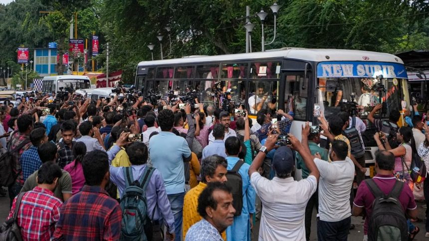 RG Kar case: Docs’ meeting with CM Mamata Banerjee ends, discussion held for 2 hrs 1 RG Kar case: Docs’ meeting with CM Mamata Banerjee ends, discussion held for 2 hrs
