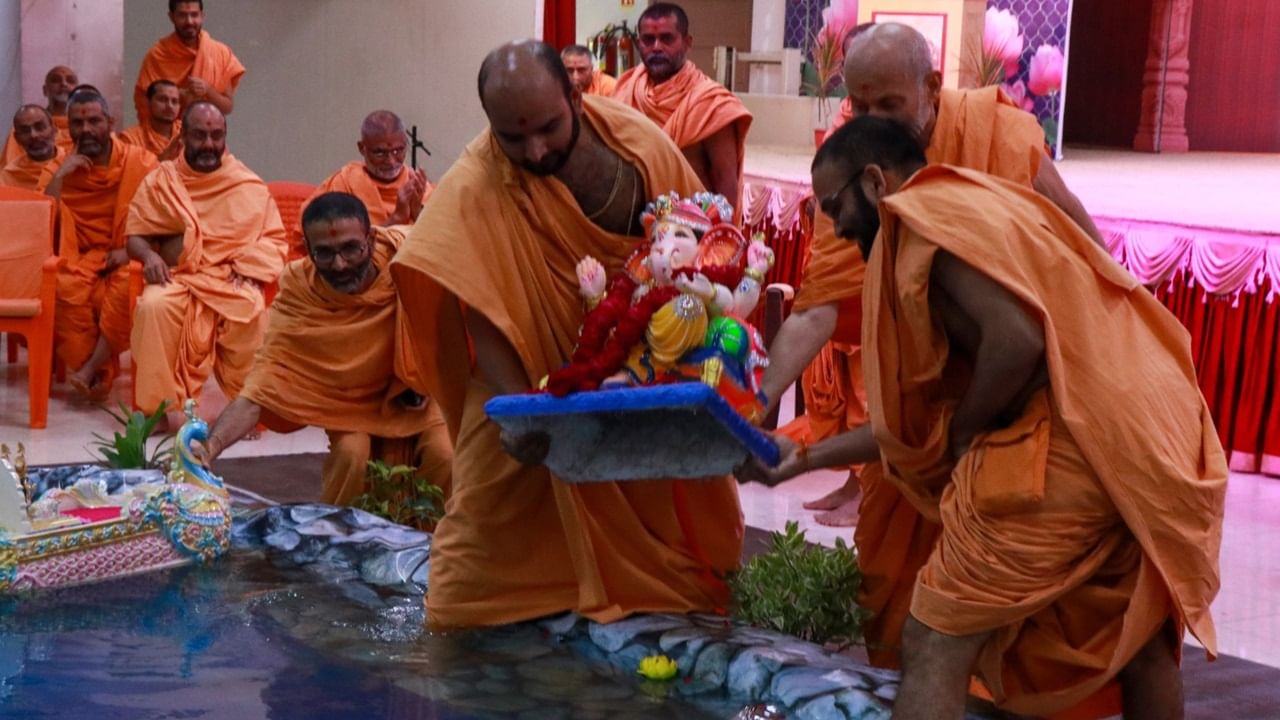 Jaljhulni Ekadashi celebrated with pomp and show at Akshardham Temple Jaljhulni Ekadashi celebrated with pomp and show at Akshardham Temple