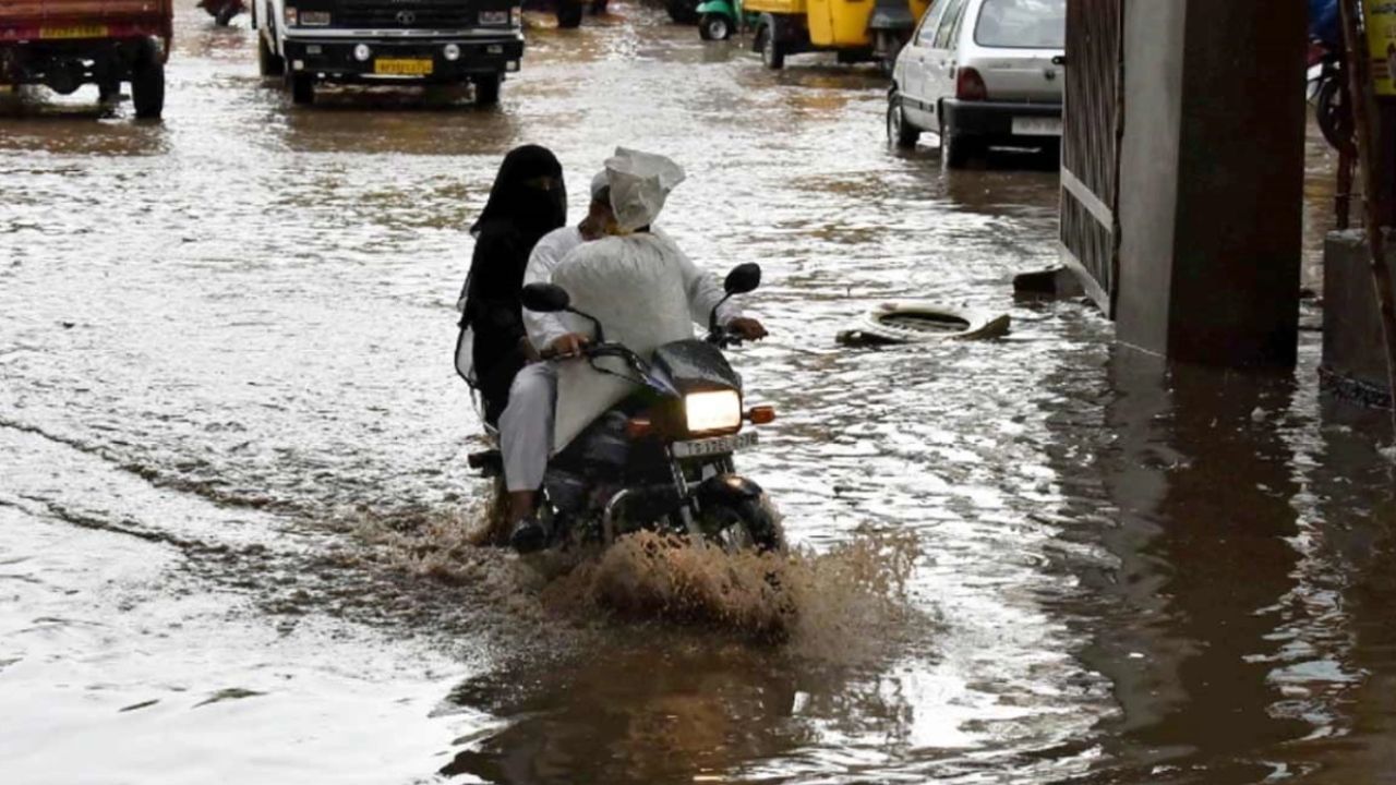 PM Narendra Modi assures all help to Andhra, Telangana CMs after heavy rains and floods