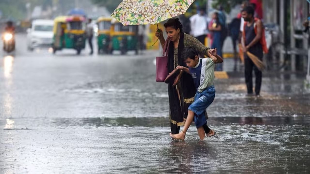 Weather forecast: Heavy downpour likely in Maharashtra, Gujarat, light rain in Delhi