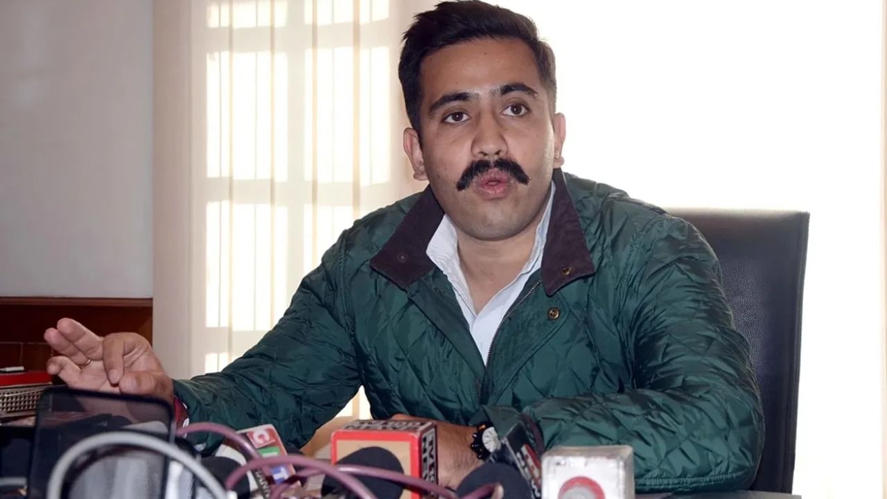 Nameplate row: Himachal minister Vikramaditya Singh ‘scolded’ by Congress: Report Nameplate row: Himachal minister Vikramaditya Singh ‘scolded’ by Congress: Report