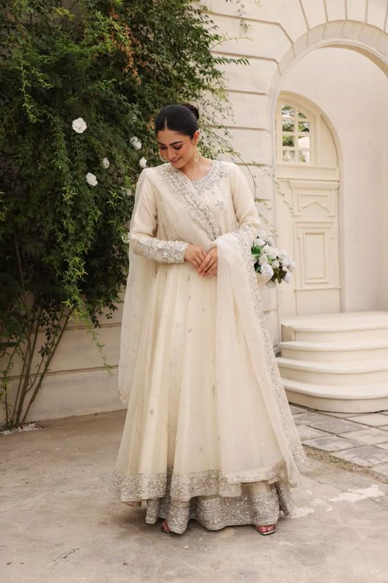 Stunning Karwa Chauth look ideas in saree, lehenga and suits 4 Elegant ivory anarkali suit for Karwa Chauth look