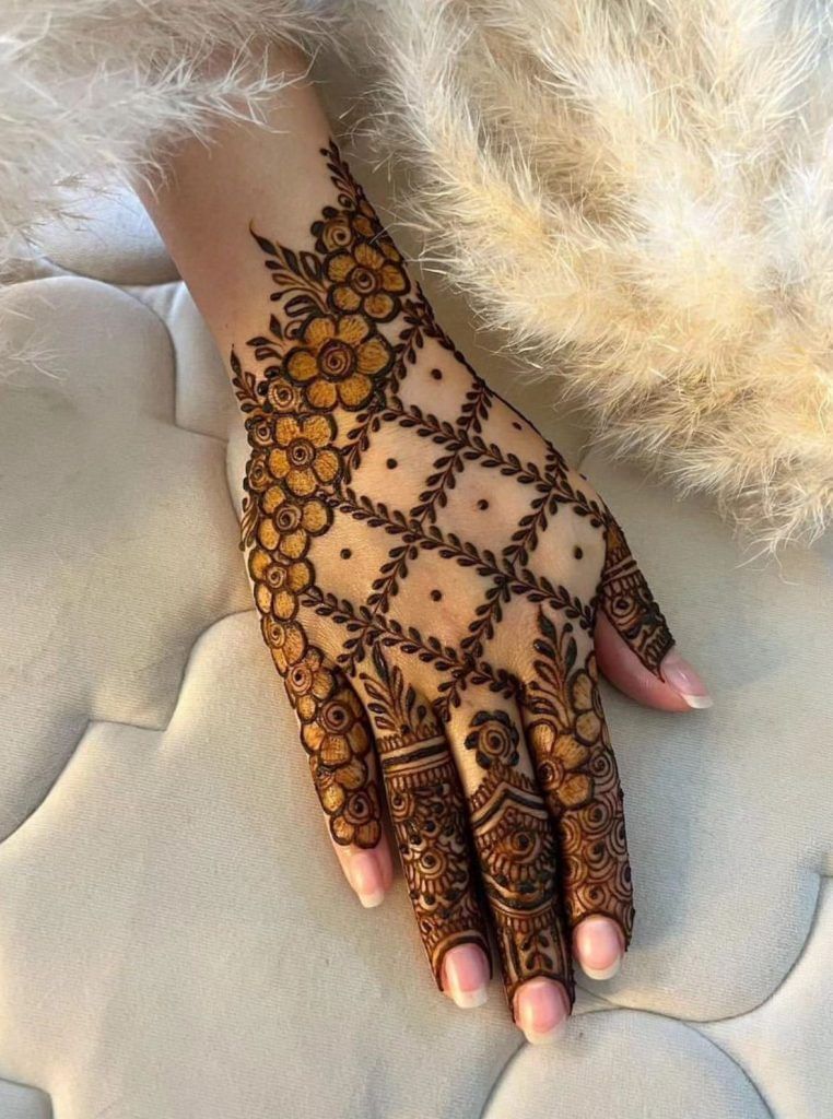 Back hand mehndi, Karwa Chauth back hand mehndi
