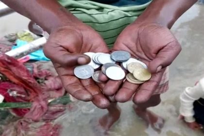 Ganga Canal Closure: A treasure trove for coin pickers and slum kids at Har-ki-Pauri