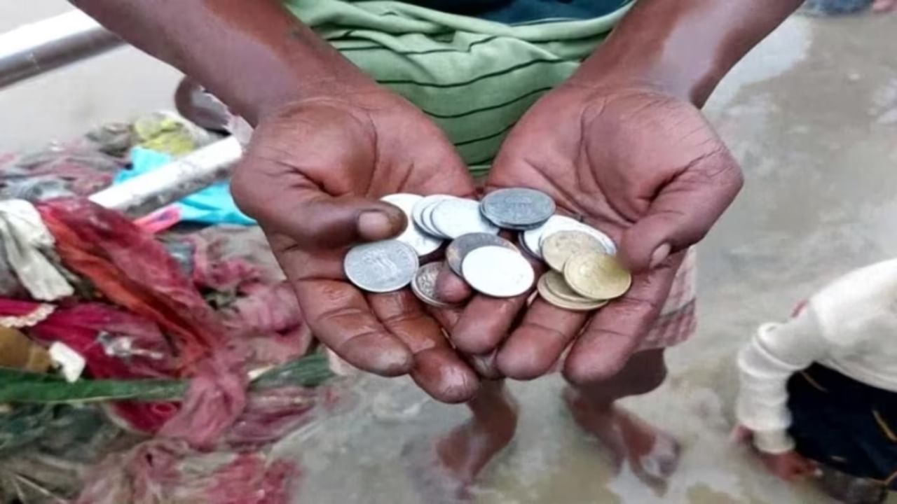 Ganga Canal Closure: A treasure trove for coin pickers and slum kids at Har-ki-Pauri