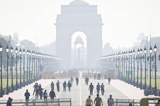 Delhi AQI crosses 300 mark in several areas, situation expected to worsen
