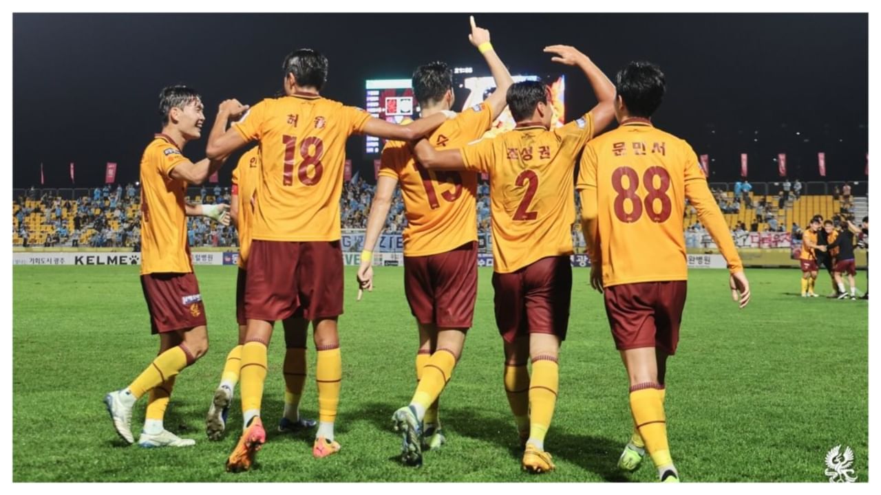Introducing the ‘Korean Mourinho’ who has taken the AFC Champions League by storm 2 Gwangju FC players celebrating after scoring in the AFC Champions League. (Image via 광주FC facebook)