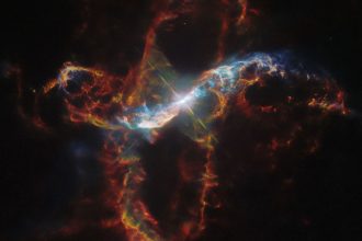 Hubble captures symbiotic star system R Aquarii