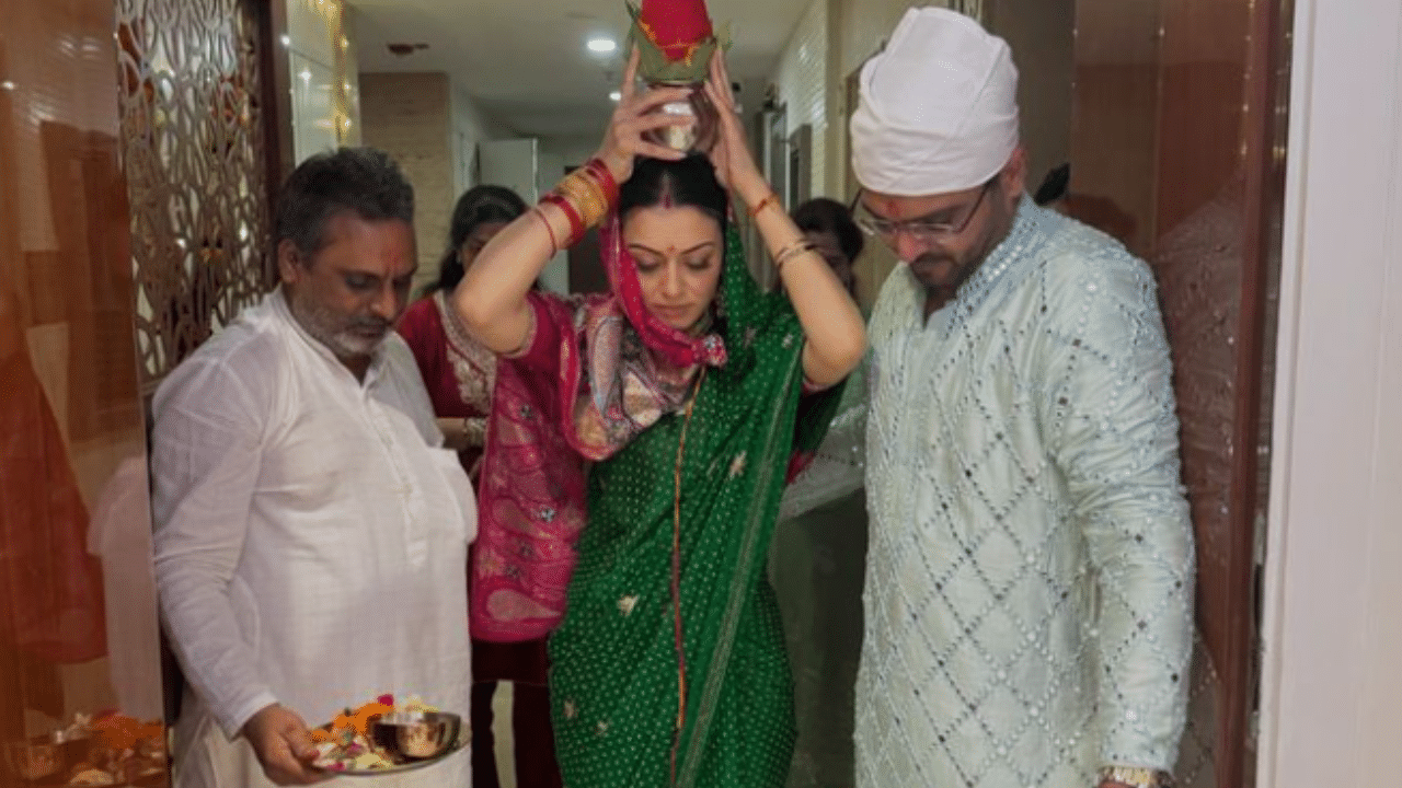 Hansika Motwani’s new beginnings! Actress stuns in green during Griha Pravesh Hansika Motwani’s new beginnings! Actress stuns in green during Griha Pravesh