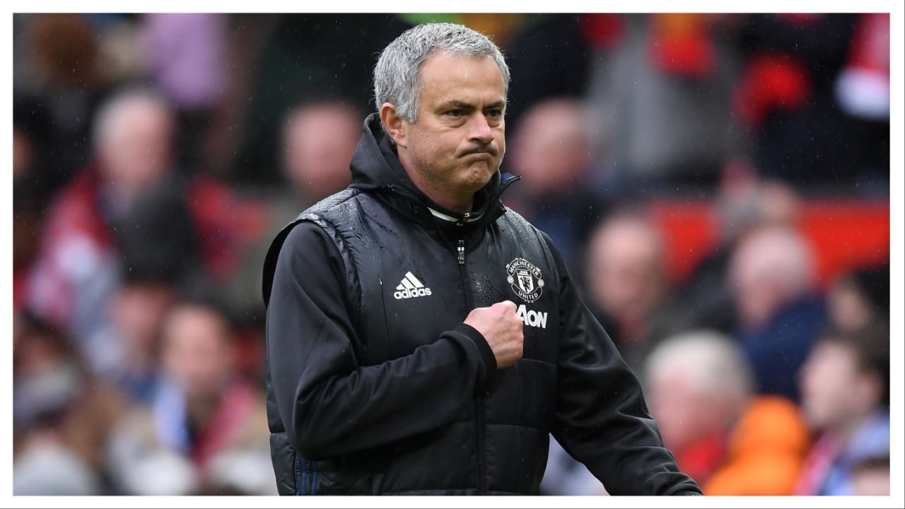 Jose Mourinho ridicules referee’s red card call against Man United Jose Mourinho ridicules referee’s red card call against Man United