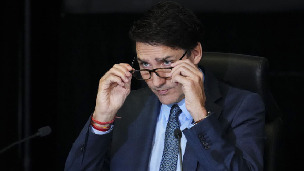 Justin Trudeau under pressure from party MPs, gets October 28 deadline to resign Justin Trudeau under pressure from party MPs, gets October 28 deadline to resign
