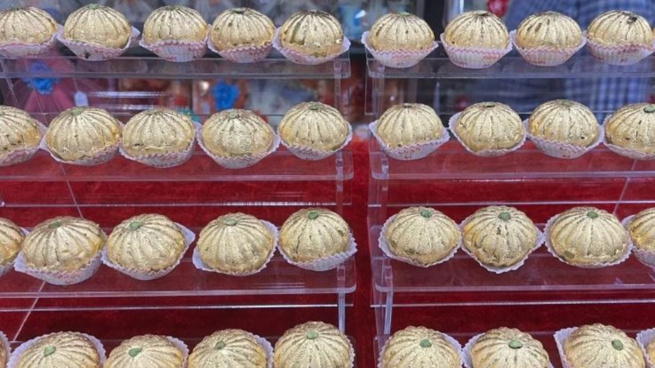Maharashtra sweet shop sells 24-carat gold ‘Soneri Bhog’ worth 14,000 for Diwali Maharashtra sweet shop sells 24-carat gold ‘Soneri Bhog’ worth 14,000 for Diwali