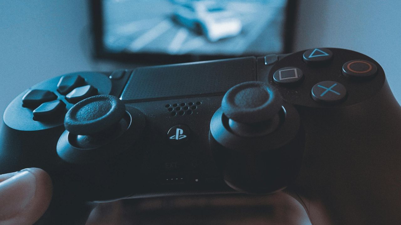 Man plays video games while wife works & manages everything; says he is a ‘kept man’