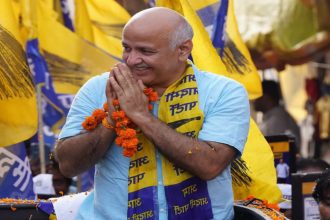 Manish Sisodia performs hawan before shifting at party MP Harbhajan Singh’s bungalow