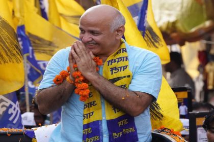 Manish Sisodia performs hawan before shifting at party MP Harbhajan Singh’s bungalow