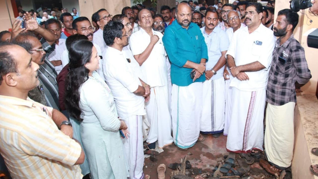 Kerala temple mishap: State government forms SIT to probe the fire accident Kerala temple mishap: State government forms SIT to probe the fire accident
