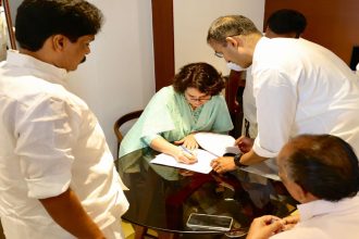 Priyanka Gandhi to file nomination today; Sonia, Rahul, Kharge in Wayanad