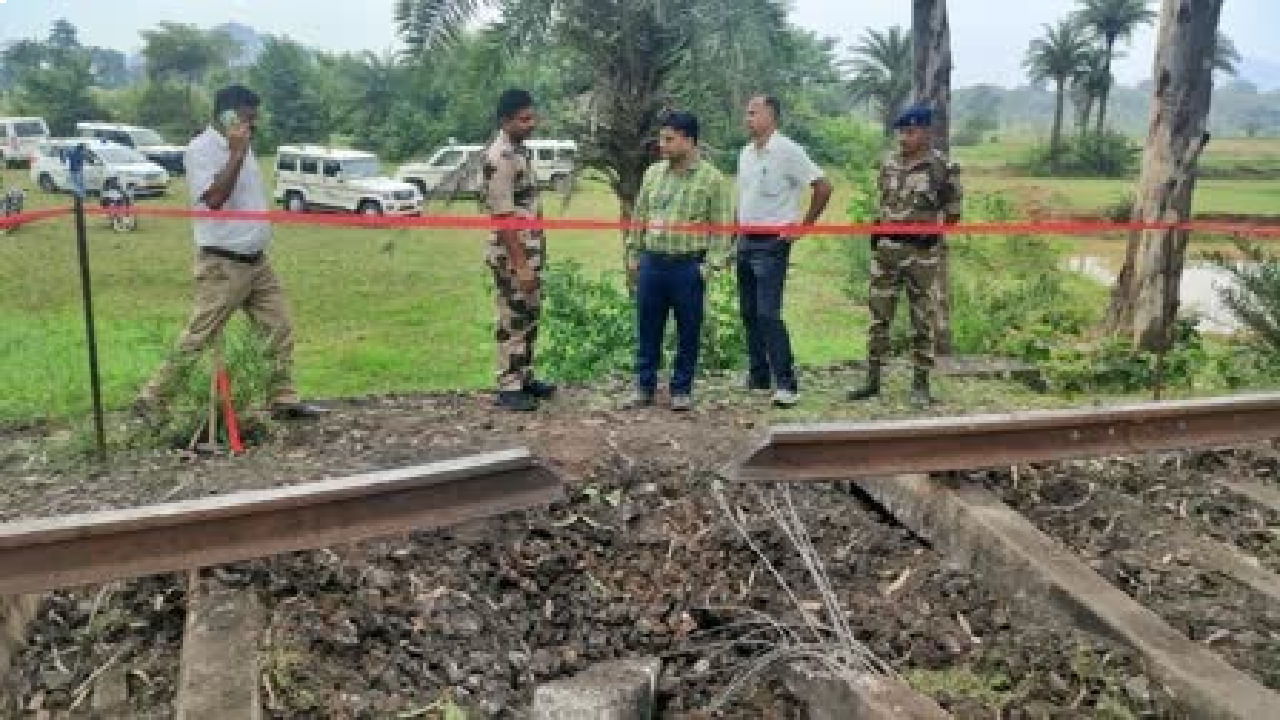 Railway track blown up in Jharkhand’s Sahibganj on day of PM Modi’s Hazaribagh visit Railway track blown up in Jharkhand’s Sahibganj on day of PM Modi’s Hazaribagh visit