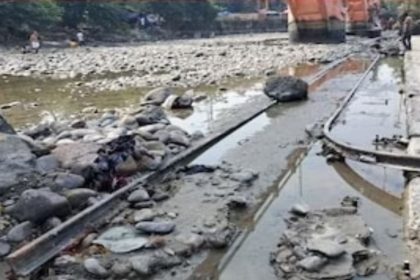 Railway track under Ganga on Har-Ki-Pauri in Haridwar, did trains run here before?