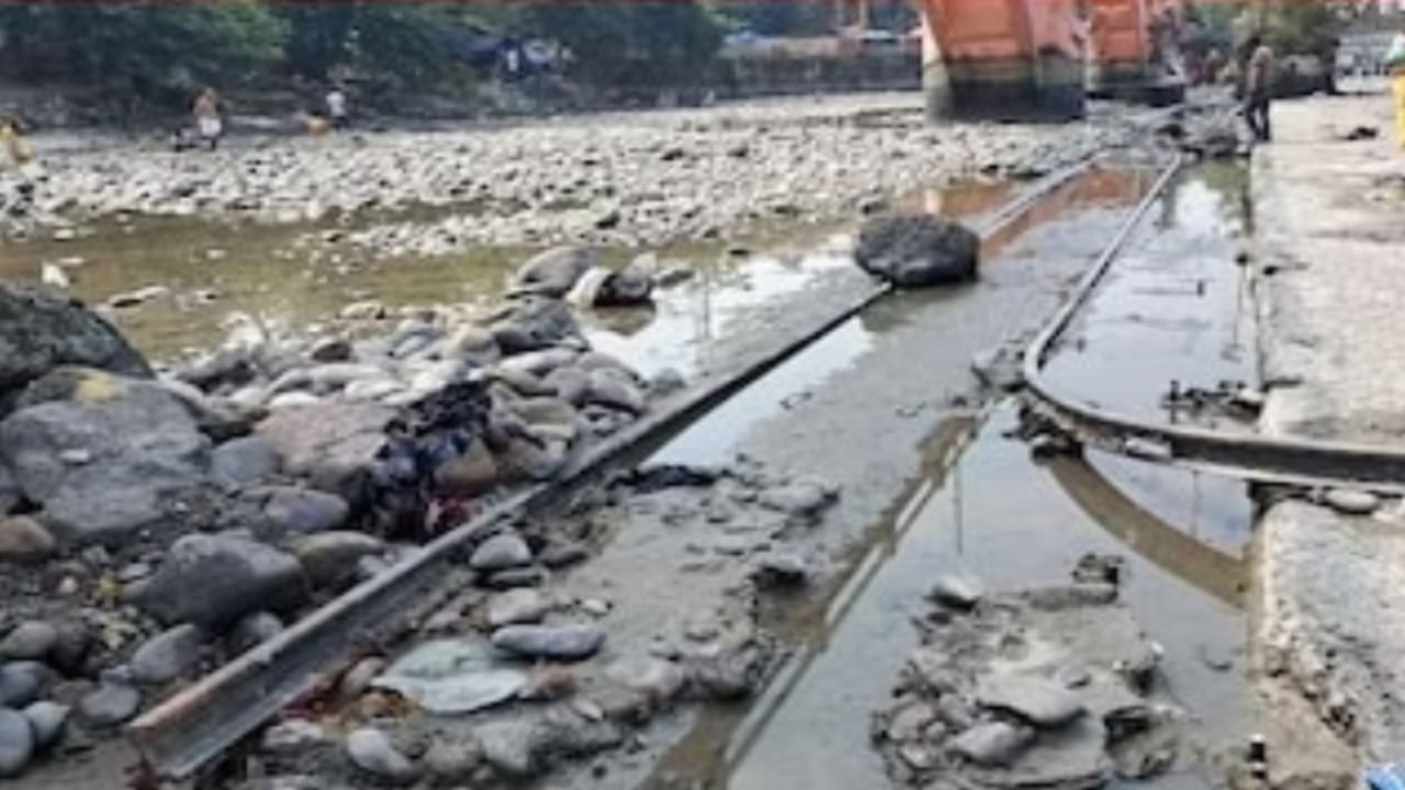 Railway track under Ganga on Har-Ki-Pauri in Haridwar, did trains run here before? Railway track under Ganga on Har-Ki-Pauri in Haridwar, did trains run here before?