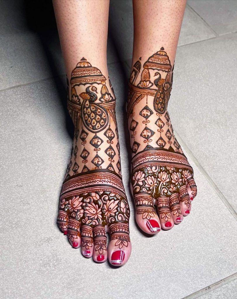 Peacock motif mehndi