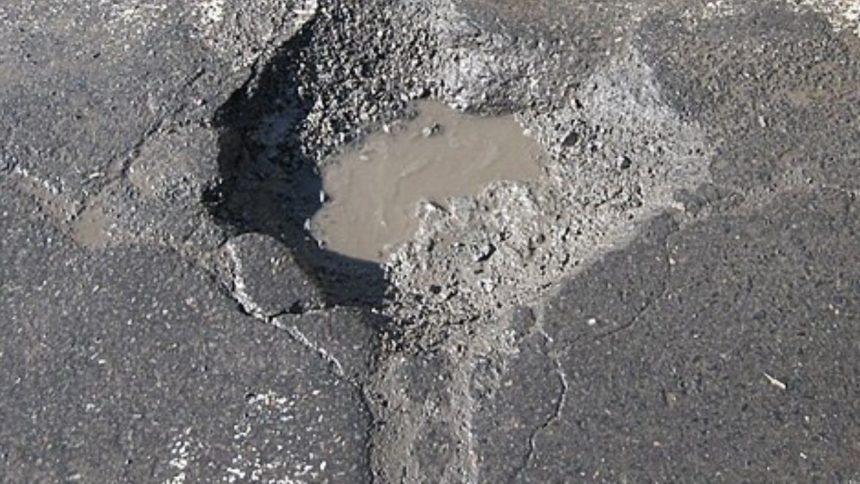 Techie suggests building an app to rate & review potholes; netizens thrilled