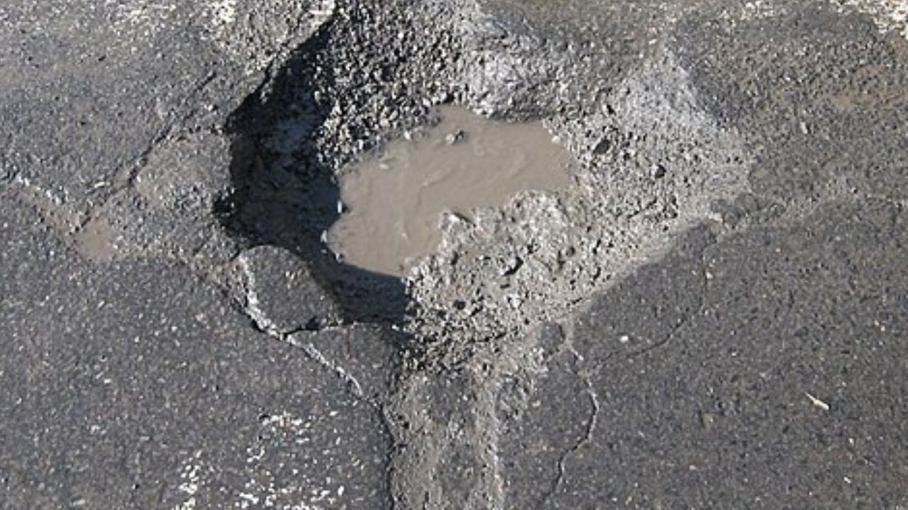 Techie suggests building an app to rate & review potholes; netizens thrilled