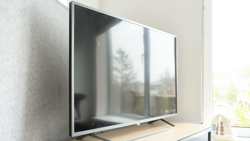 The complainant, claims an advertisement promised a free Bluetooth speaker, an Airtel digital set-top box, and up to 100% cashback with the purchase of a television. (Credit: Getty Images)