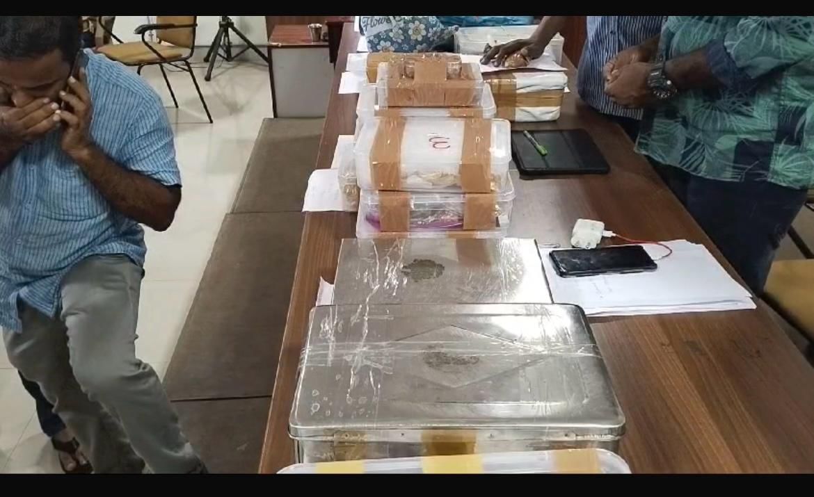 110 kg unaccounted gold seized in massive raids in Thrissur, 73 premises searched 110 kg unaccounted gold seized in massive raids in Thrissur, 73 premises searched