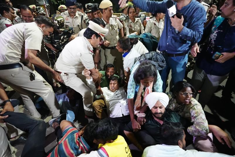 APP minister Saurabh Bhardwaj detained during protest supporting sacked bus marshals