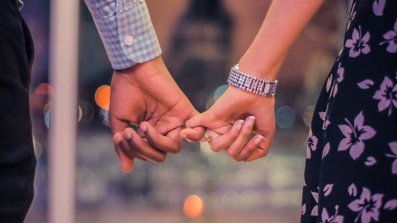 Noida: Woman runs away with paramour, said husband threatened to leave her in Bihar Noida: Woman runs away with paramour, said husband threatened to leave her in Bihar