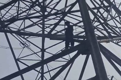 Delhi: Man scales electric pole, insists on speaking with PM Modi, CM Atishi | Video