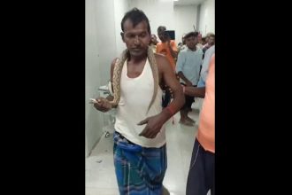 Man wraps snake around neck after being bitten by it, walks into hospital | Video