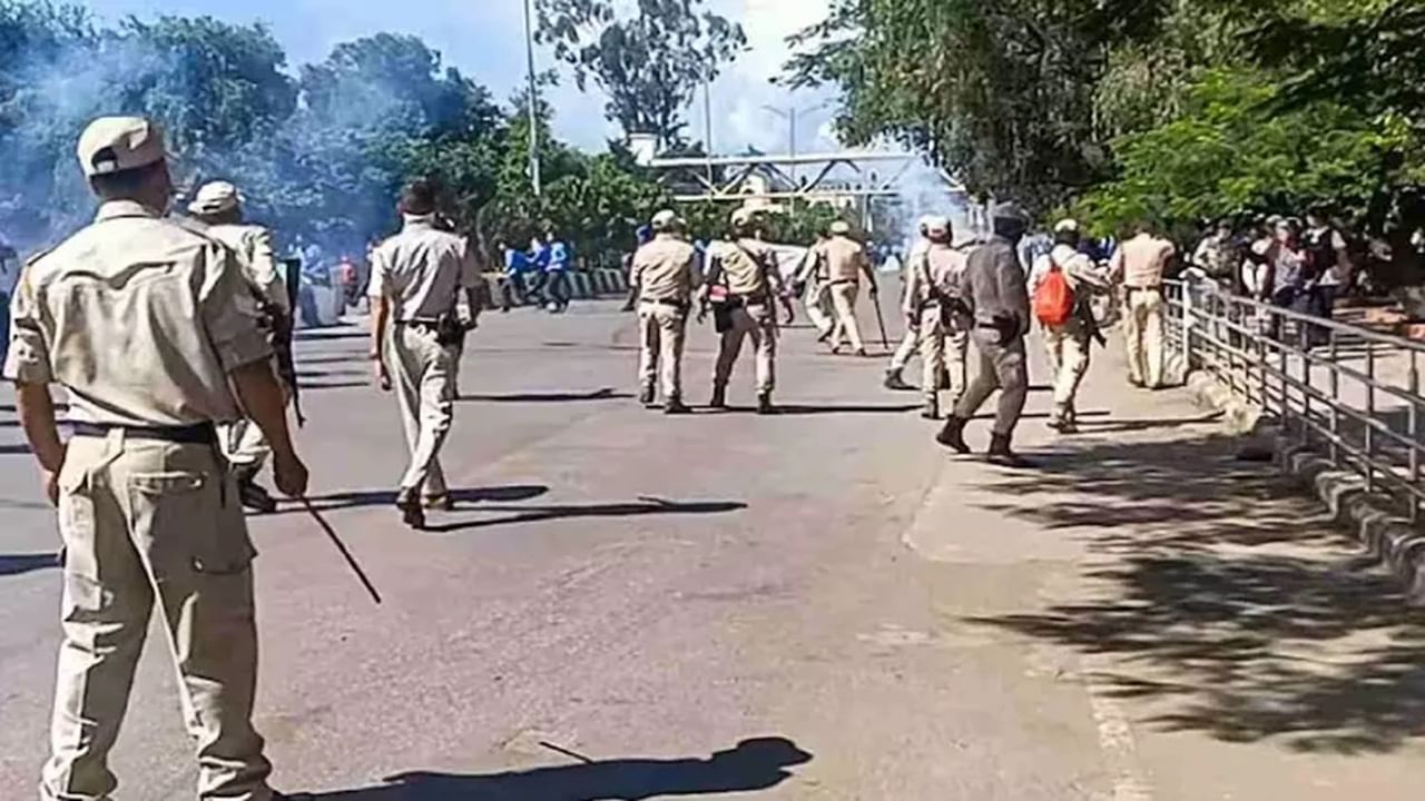 Mob storms police station in Manipur’s Ukhrul, loots firearms amid ongoing violence Mob storms police station in Manipur’s Ukhrul, loots firearms amid ongoing violence