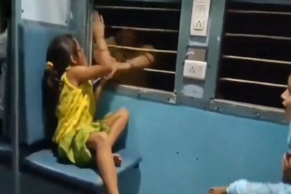 ‘Chhod mera phone’: Girl screams as thief snatches away her mobile phone | Video