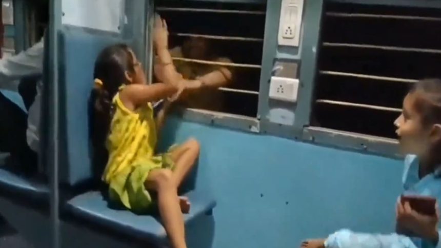 ‘Chhod mera phone’: Girl screams as thief snatches away her mobile phone | Video