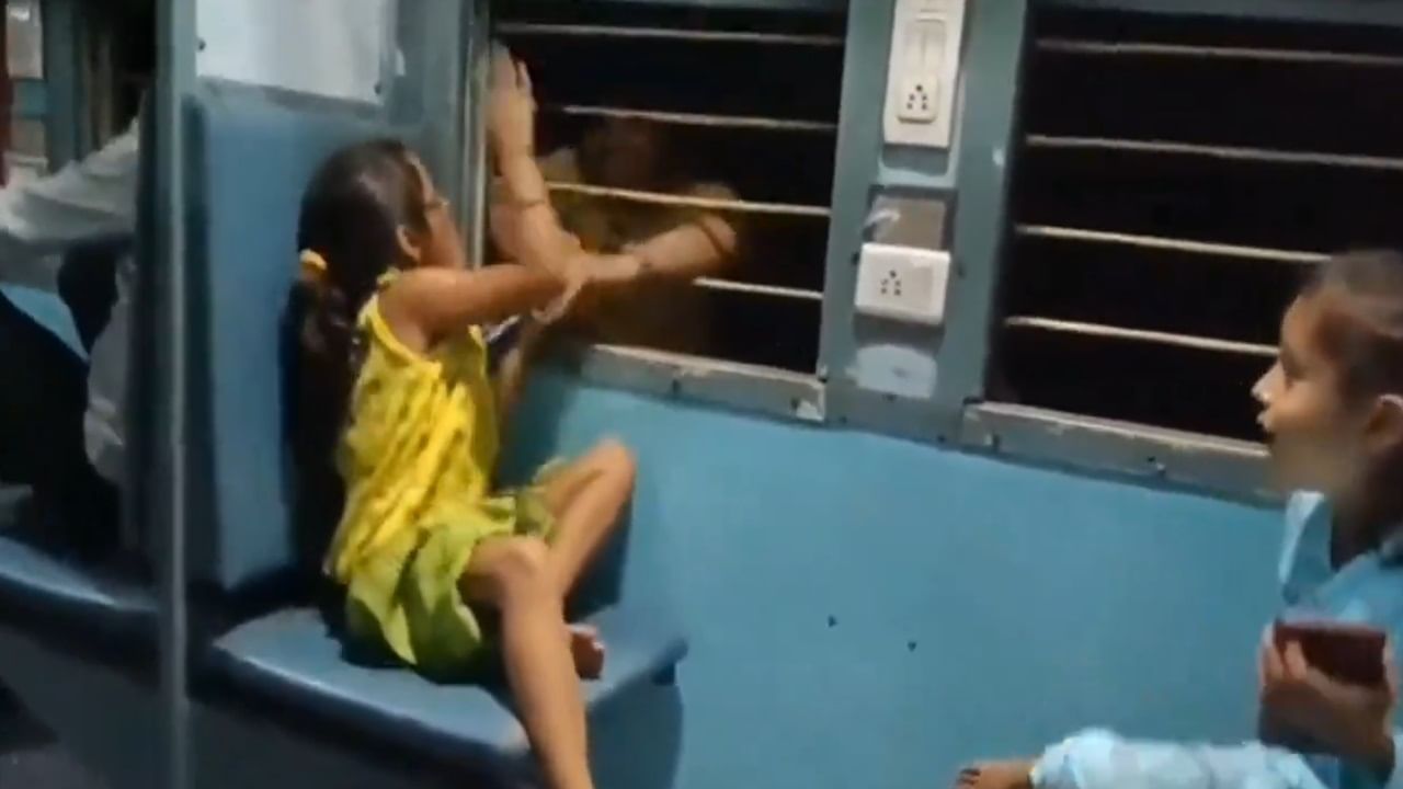 ‘Chhod mera phone’: Girl screams as thief snatches away her mobile phone | Video
